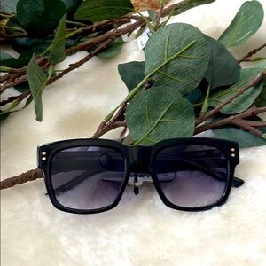 Foster Grant Black Square Oversize  Sunglasses